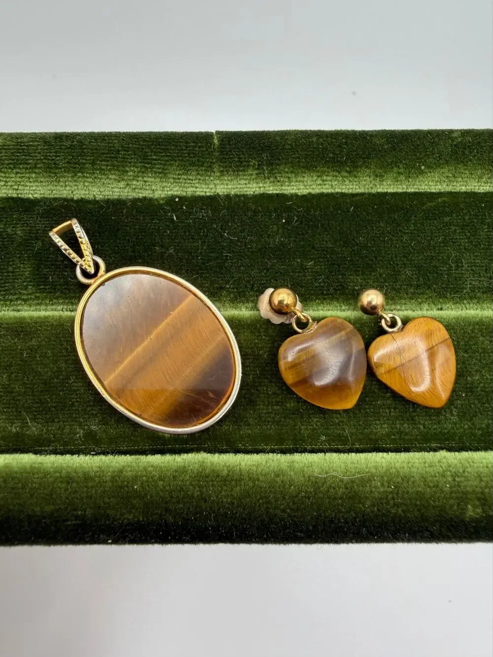 set features heart-shaped Tiger's Eye stones set in gold-tone metal
